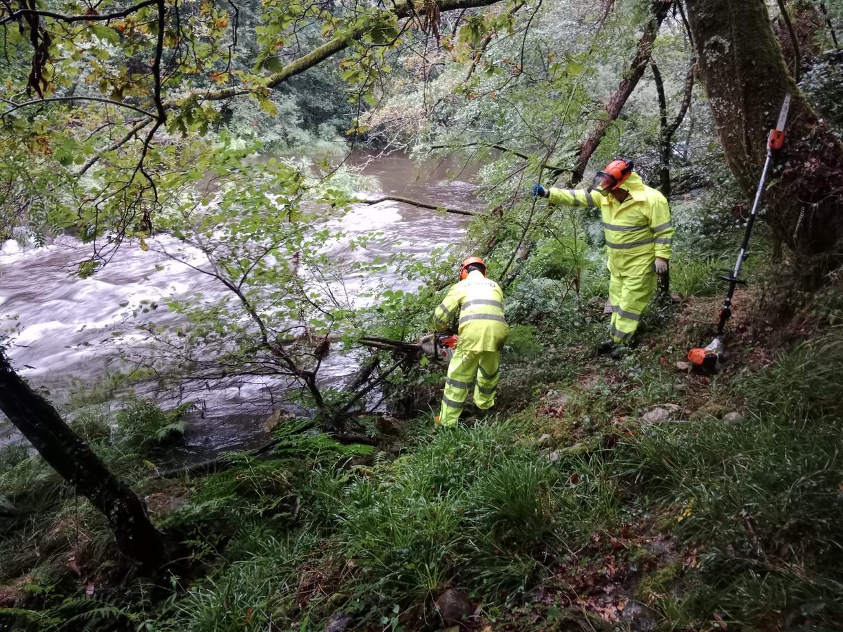 xunta-realiza-labores-conservacion-rio-umia-caldas-reis