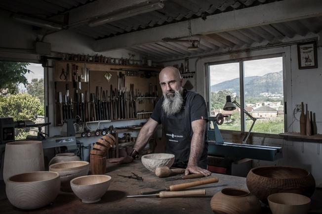 aitor-martinez-julia-de-la-cal-santiago-besteiro-competiran-premio-artesania-galicia-2024