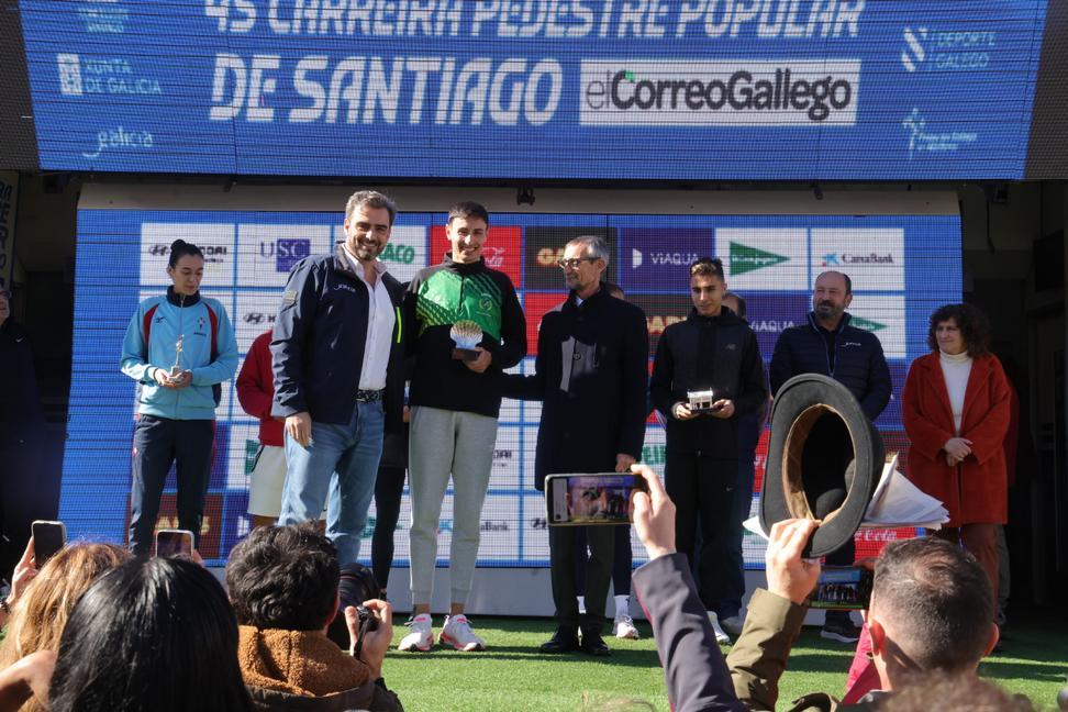 diego-calvo-entrega-premios-45-carrera-pedestre-popular-santiago-compostela