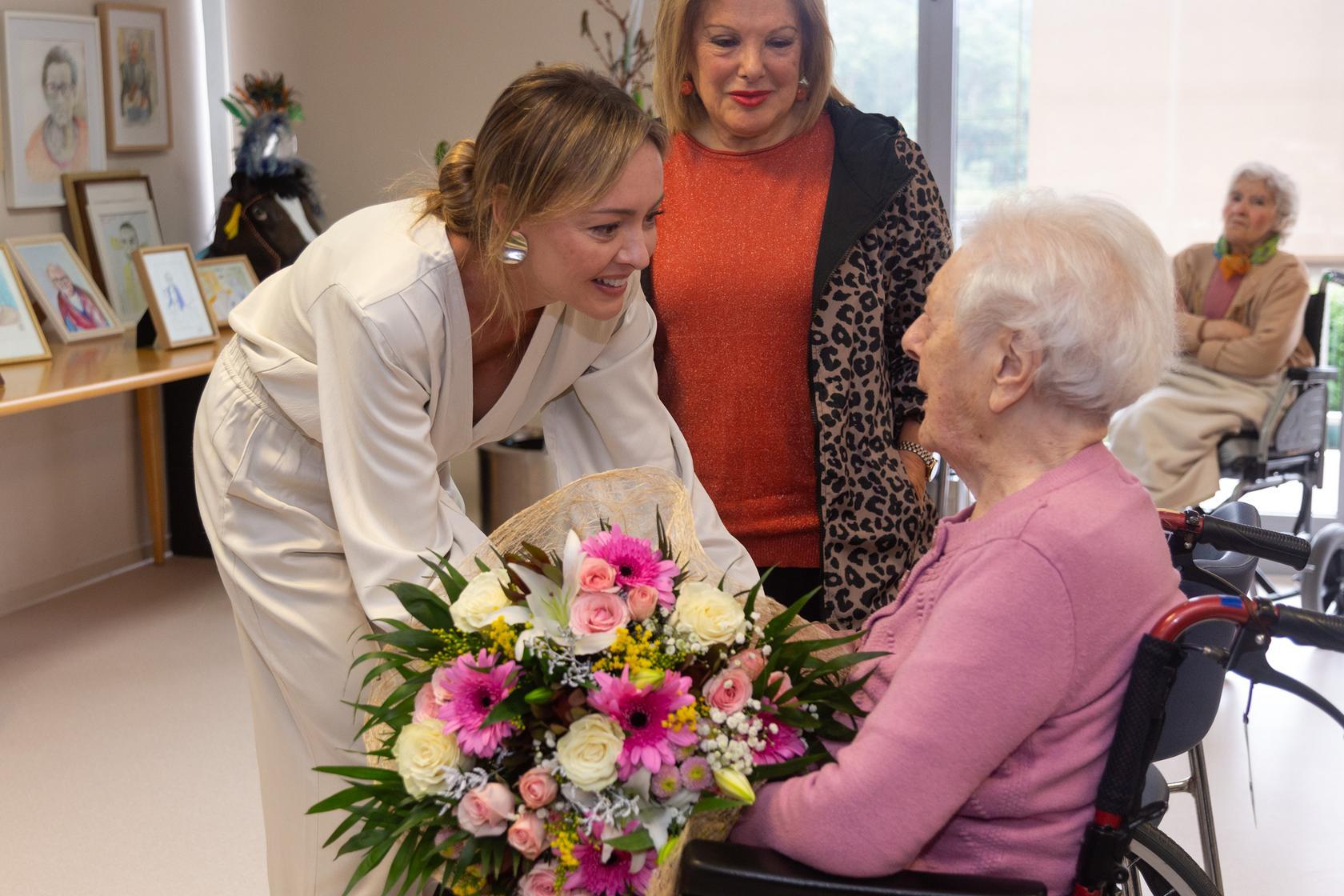 fabiola-garcia-celebra-centenario-usuaria-residencia-volta-castro