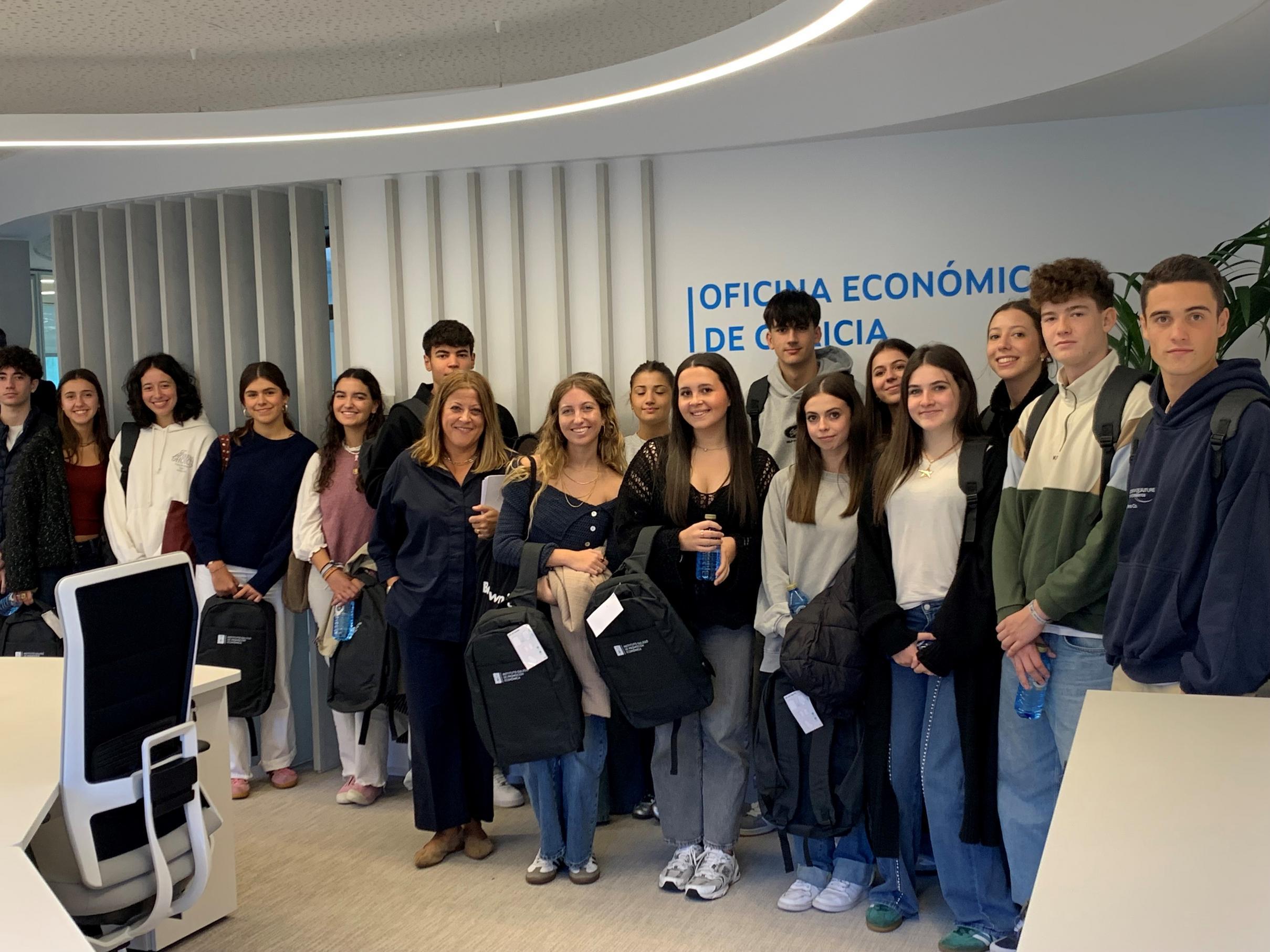 oficina-economica-galicia-visita-alumnos-bachillerato-colegio-maristas-cristo-rey-acoruña