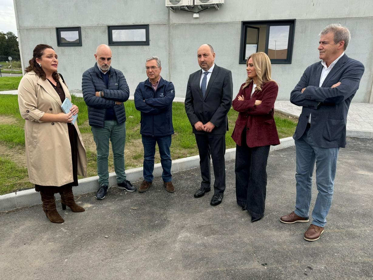 delegado-territorial-xunta-ourense-visita-obras-nuevo-aparcamiento-camiones-santa-cibrao